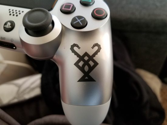 تصویر کنترلر Dualshock 4 با طرح God of War 1